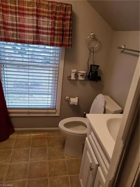 Bath - 206 Moore Ave E, High Point, NC 27263 photo 3 of 3