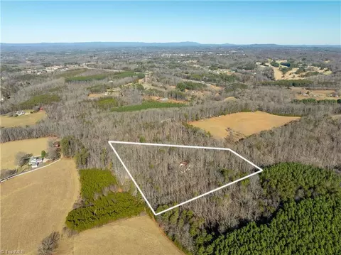 273 Olde Pilot Trl, Pilot Mountain, NC 27041 photo 24