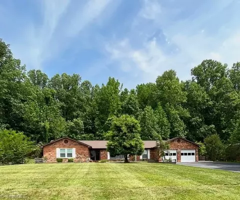 1055 Whispering Pines Dr, Kernersville, NC 27284