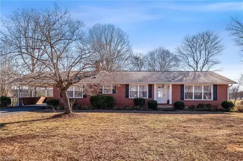 6356 Skylark Rd, Pfafftown, NC 27040