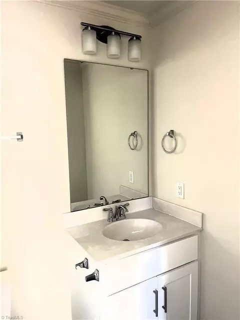 Bath - 526 White Oak St, High Point, NC 27260 photo 3 of 4