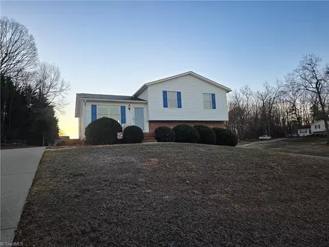 112 Oak Ridge Pl, Mount Airy, NC 27030