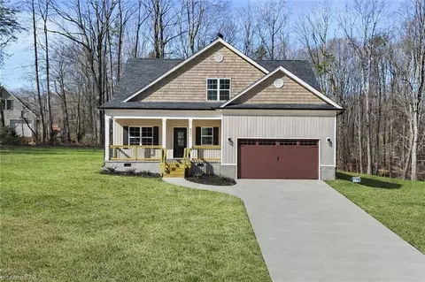 9131 Foxlair Dr, Kernersville, NC 27284
