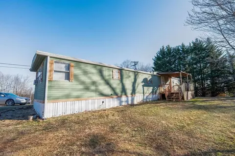 106 Daniels Dell Ln, Mount Airy, NC 27030