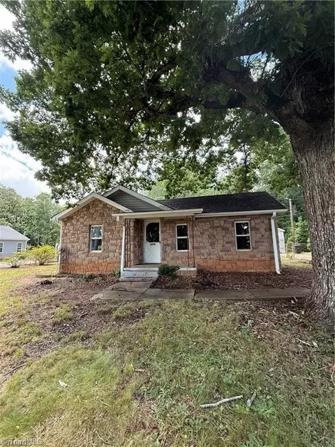 4372 Oak Ridge Dr, Winston Salem, NC 27105
