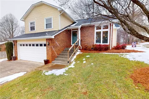 713 Old Barn Cir, Pilot Mountain, NC 27041