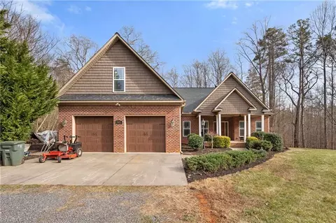 3655 Stimpson Dr, Pfafftown, NC 27040