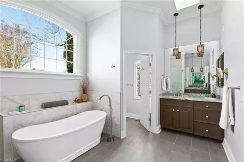 Bath - 4200 Lupton Ct, High Point, NC 27262 photo 2 of 8
