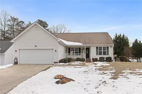 5800 Edgebrook Ct, Jamestown, NC 27282