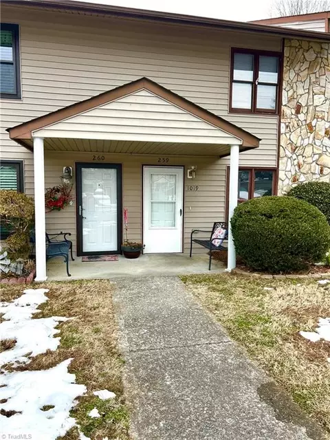 1019 Cedar Place Ct, Winston Salem, NC 27107