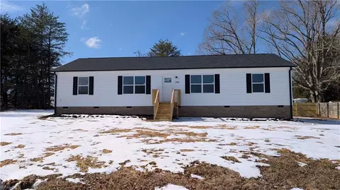 2135 Meadow Ridge Rd, Burlington, NC 27217