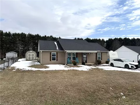 5880 Oak Knoll Dr, Trinity, NC 27370