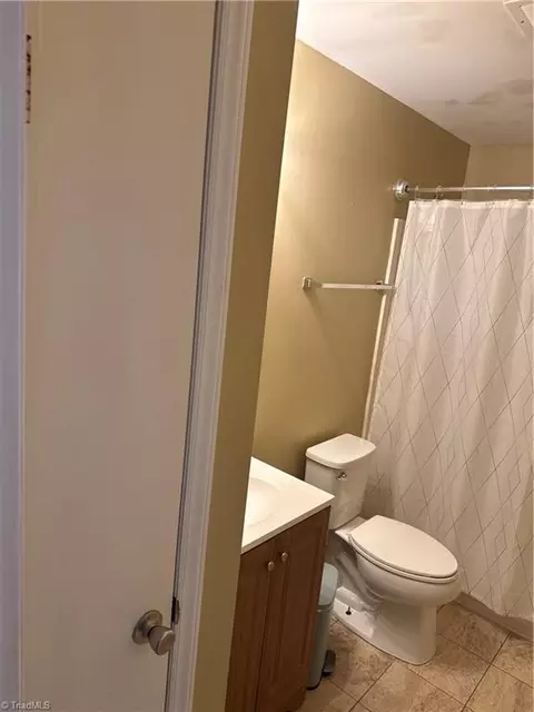 Bath - 2101 Arbrook Ln, High Point, NC 27265 photo 3 of 3