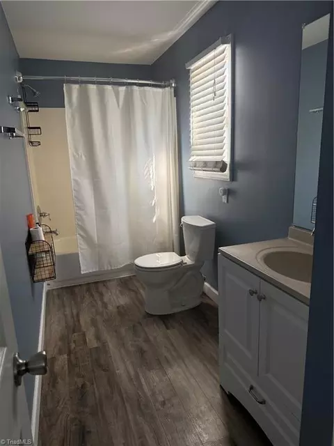 Bath - 2101 Arbrook Ln, High Point, NC 27265 photo 2 of 3