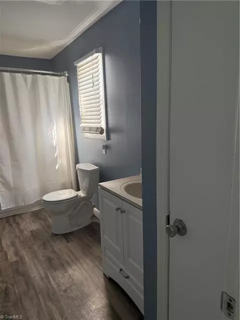 Bath - 2101 Arbrook Ln, High Point, NC 27265 photo 1 of 3