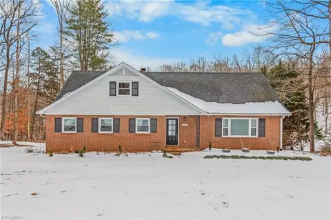 5370 Palisade Dr, Pfafftown, NC 27040