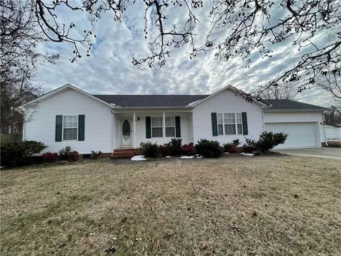 4 Braxton Ln, Thomasville, NC 27360