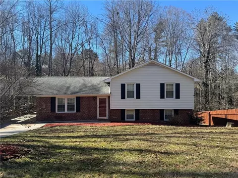 1542 Overlook Dr, Wilkesboro, NC 28697