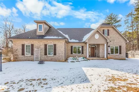153 Woodridge Dr, Mount Airy, NC 27030