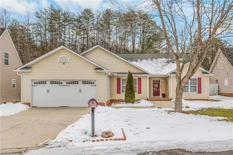 898 Winterside Ln, Winston Salem, NC 27107