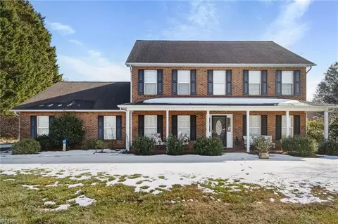 6012 Aaron Place Ln, Kernersville, NC 27284