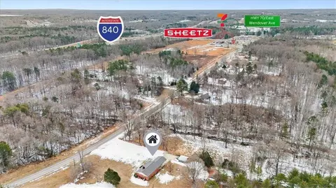 241 Willowlake Rd, Greensboro, NC 27405