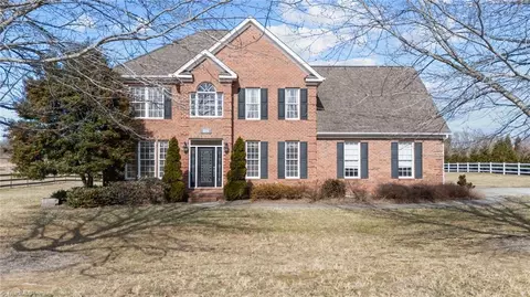 8596 Oak Meadows Dr, Kernersville, NC 27284