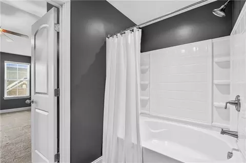 Bath - 3505 Timbergate Ln, High Point, NC 27265 photo 2 of 4