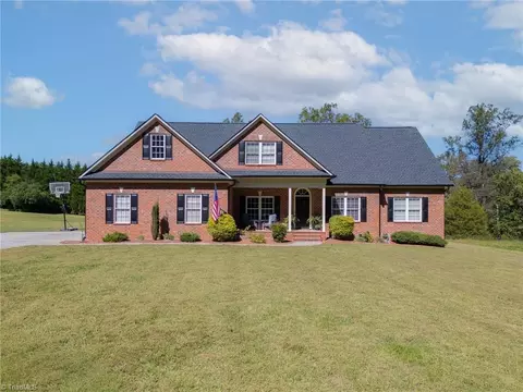 360 Sunset Rd, Clemmons, NC 27012
