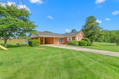 415 Crestview Dr, Thomasville, NC 27360