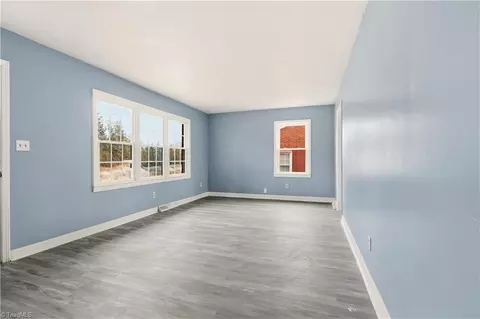 Living - 844 Willow Pl, High Point, NC 27260 photo 2 of 3