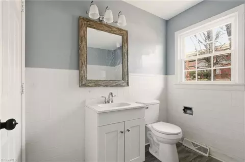 Bath - 844 Willow Pl, High Point, NC 27260 photo 1 of 1