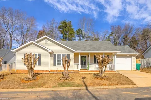 1482 Lewisburg Pointe Dr, Clemmons, NC 27012
