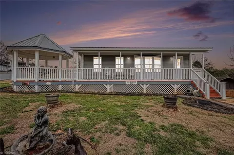 121 Grand View Dr, New London, NC 28127