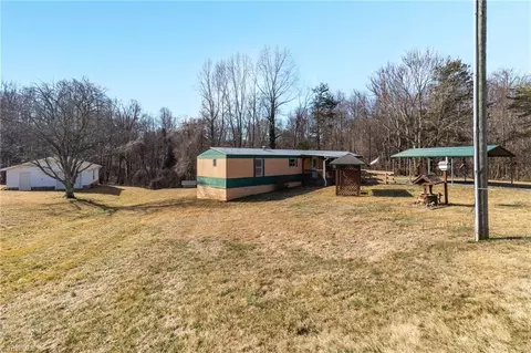3859 Volunteer Rd, Pinnacle, NC 27043