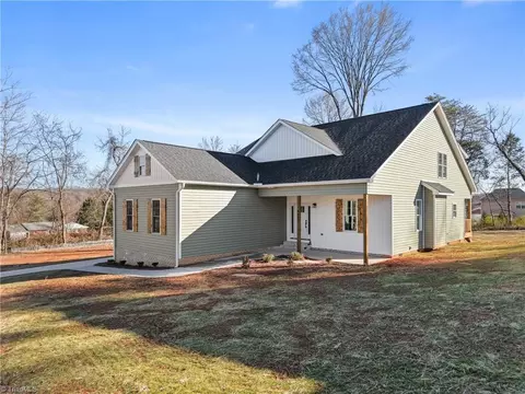 4632 Pinehill Dr, Pfafftown, NC 27040