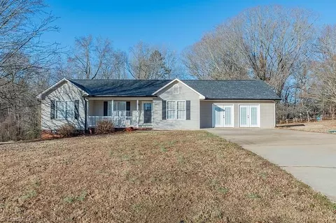 180 Foxcroft Dr, Lexington, NC 27292