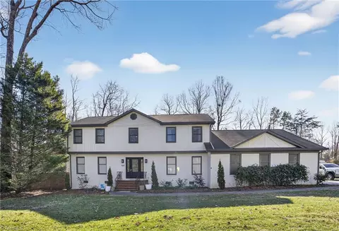 5211 Forest Oaks Dr, Greensboro, NC 27406