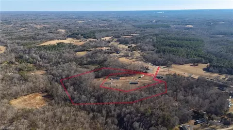 21 Nc Highway 704, Madison, NC 27025