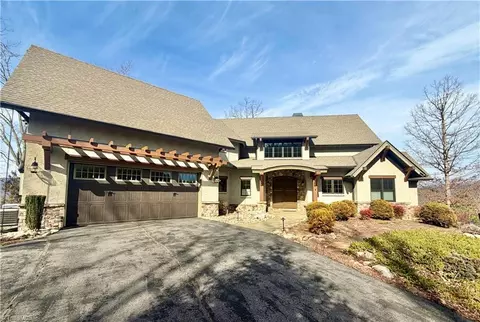 32 Crockett Ridge Rd, Black Mountain, NC 28711