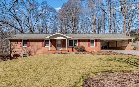 5855 Woodsway Dr, Pfafftown, NC 27040