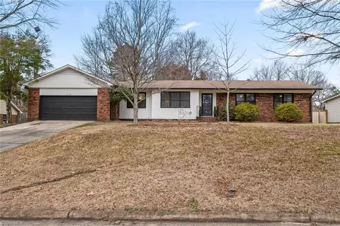 4109 Oak Hollow Dr, High Point, NC 27265