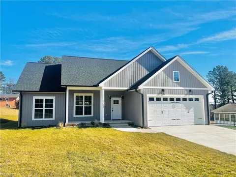 2142 Elizabeth Dr, Mount Airy, NC 27030