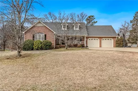 380 Cedarland Dr, Thomasville, NC 27360