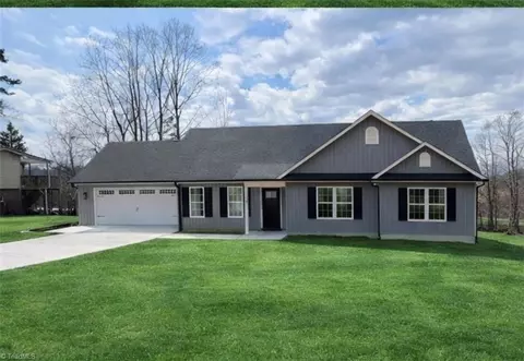 901 Kingsway Dr, King, NC 27021