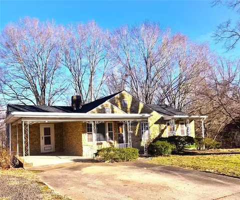 802 Warren Ave E, Eden, NC 27288
