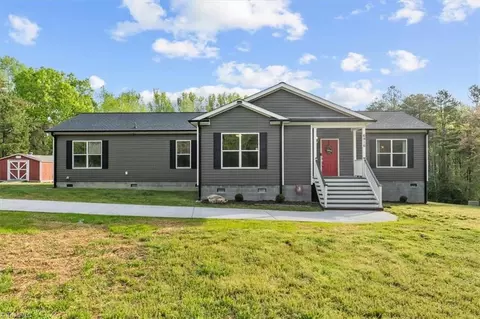 6916 Lawrence Farm Ln, Randleman, NC 27317