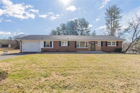 2706 Westfield Rd, Mount Airy, NC 27030