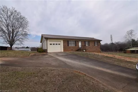 737 Lee Rd, Thomasville, NC 27360