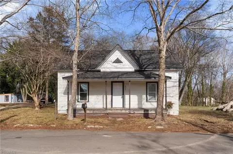 521 1st St E, Lexington, NC 27292